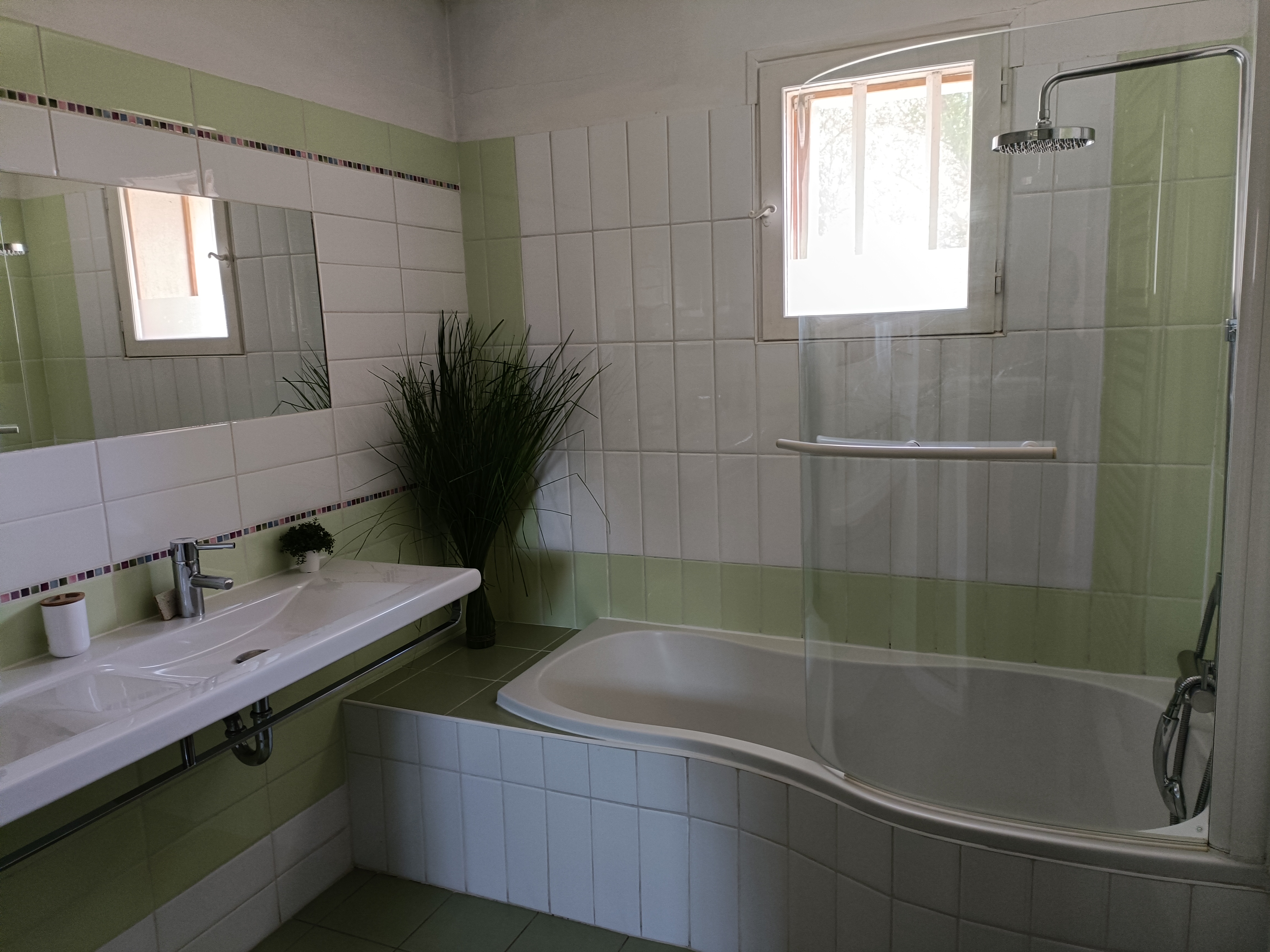 Salle de bain zen avec douche et baignoire