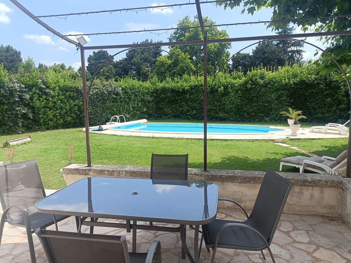 Terrasse ombragée avec grande table familiale