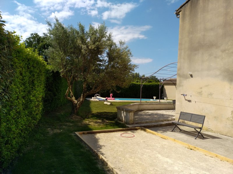 Terrain de pétanque ombragé à Avignon
