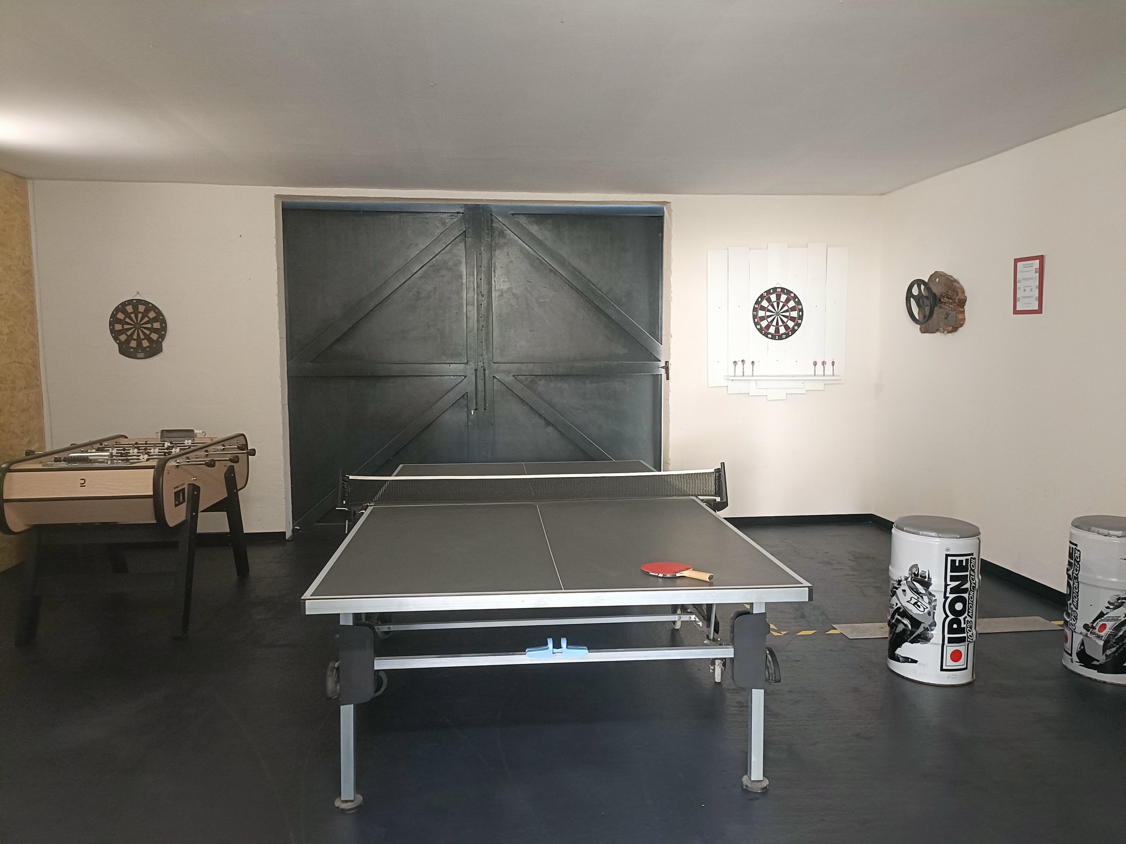 Salle de jeux familiale avec billard et baby-foot